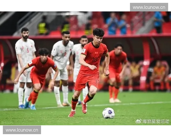 亚运足球联赛精彩开战 亚洲顶尖球队争锋 激烈对抗掀起赛场热潮
